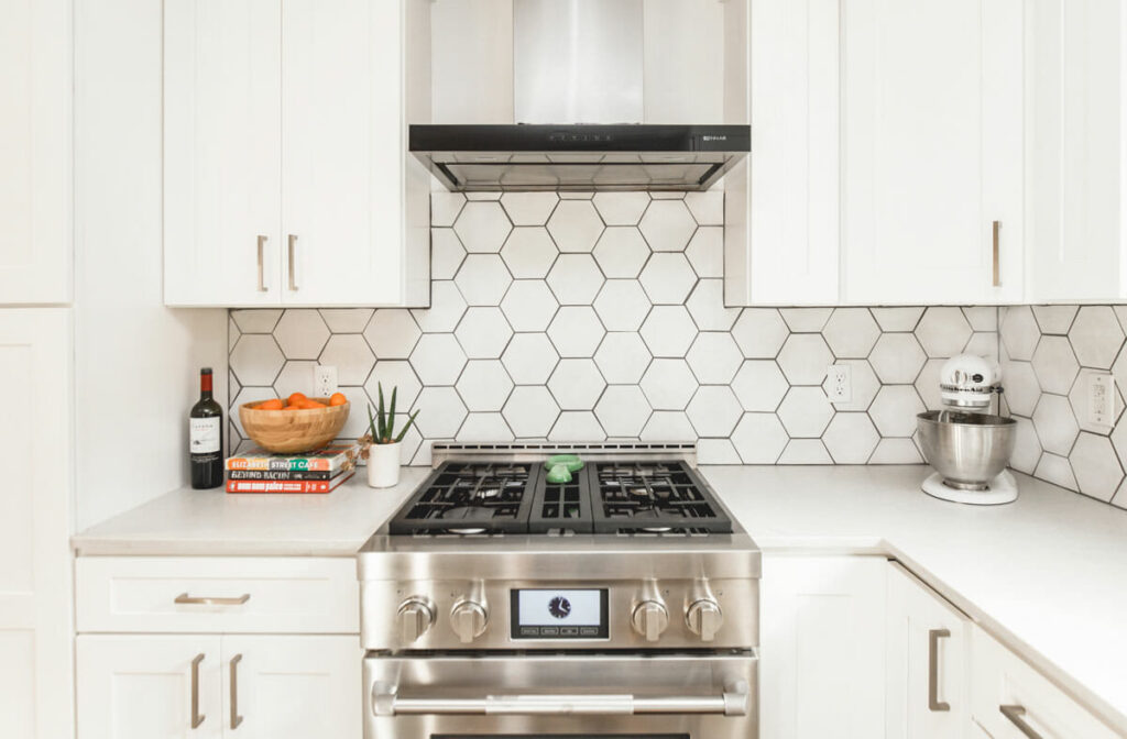 classic backsplash ideas for white cabinets and white quartz countertops