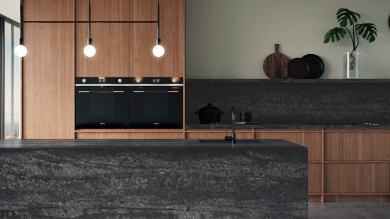 Pairing Black Quartz Countertops With Oak Cabinets for a Stunning ...
